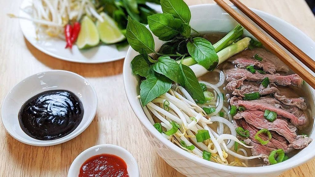 8 plats du sud du Vietnam À ESSAYER ABSOLUMENT Soupe de nouilles vietnamienne ( Phở ) - Le plat le plus célèbre du Viêt Nam