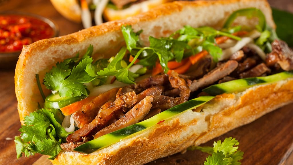 8 plats du sud du Vietnam À ESSAYER ABSOLUMENT Sandwich vietnamien ( Bánh Mì ou Bánh Mỳ) : le guide ultime : Histoire, ingredients, ...