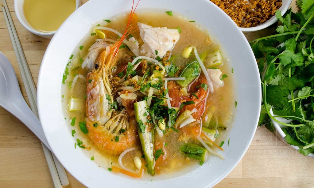 8 plats du sud du Vietnam À ESSAYER ABSOLUMENT Canh Chua (soupe aigre du sud du Vietnam)