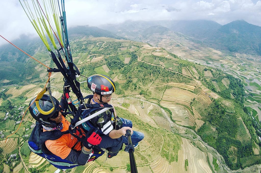 Le col de Khau Pha, Yen Bai, une des routes les plus sinueuses et escarpées du Vietnam Le col de Khau Pha, Yen Bai, une des routes les plus sinueuses et escarpées du Vietnam