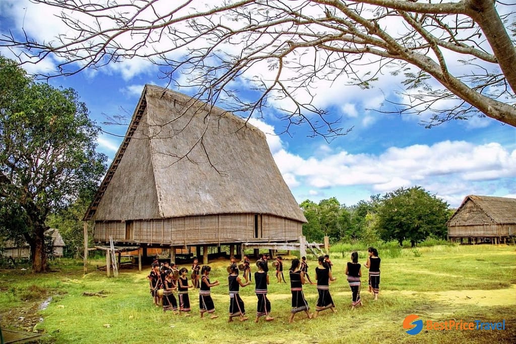 La maison communale , un symbole de la culture, de l’esprit et de la religion du peuple vietnamien