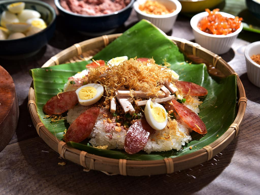 Xoi, riz gluant cuit à la vapeur, un plat de rue vietnamien savoureux à déguster absolument Xoi, riz gluant cuit à la vapeur, un plat de rue vietnamien savoureux à déguster absolument