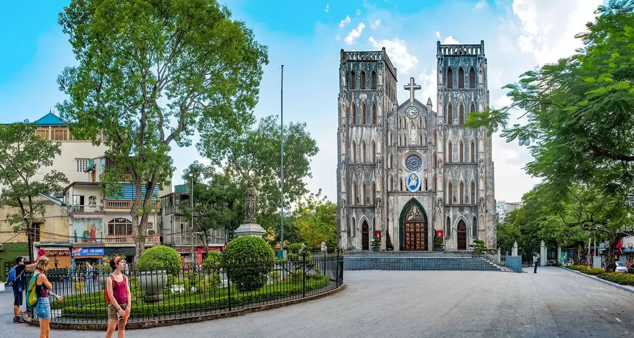Cathédrale Saint-Joseph, la plus ancienne église de Hanoï , excellent exemple de l'architecture gothique au Vietnam