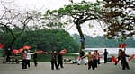 Lac Hoan Kiem à Hanoï, lac de l'épée restituée Le lac Hoan Kiem, également connu sous le nom de «lac de l'épée restituée», est un lac d'eau douce situé au centre de Hanoï.