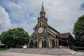 L'église en bois de Kon Tum