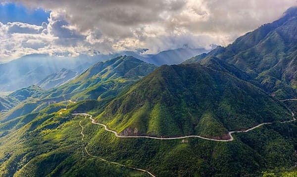 Le col de Khau Pha, Yen Bai, une des routes les plus sinueuses et escarpées du Vietnam Le col de Khau Pha, Yen Bai, une des routes les plus sinueuses et escarpées du Vietnam