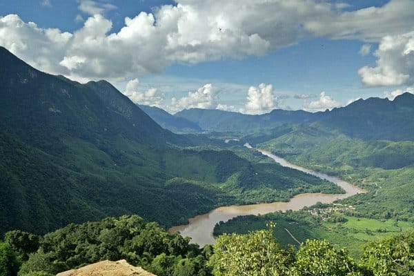 COMMENT ALLER DU VIETNAM AU LAOS EN BUS ET EN BATEAU? Le trajet entre Dien Bien Phu et Luang Prabang en bus et en bateau
