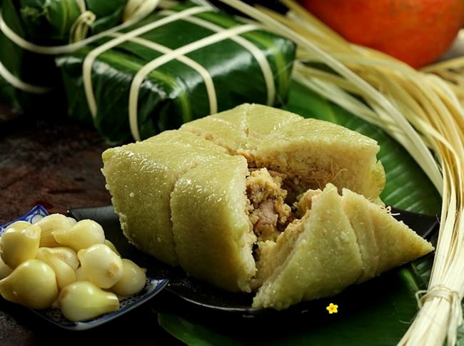 Xoi, riz gluant cuit à la vapeur, un plat de rue vietnamien savoureux à déguster absolument Banh Chung (gâteau de riz gluant carré vietnamien)