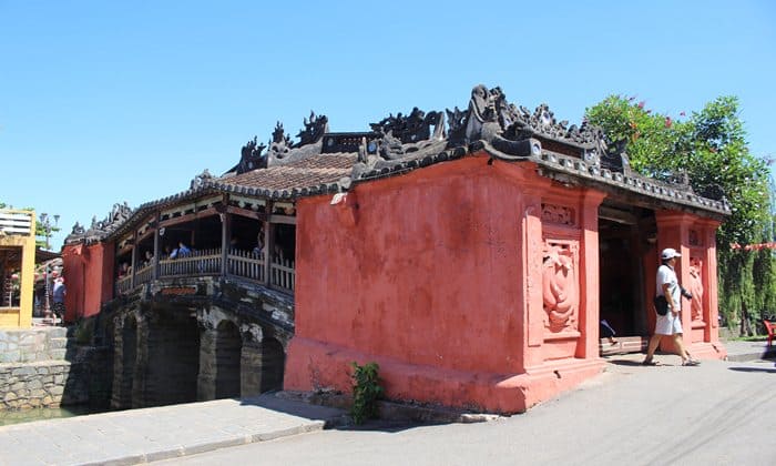 Le pont japonais à Hoi An, une des attractions les plus emblématiques de Hoi An Le pont japonais à Hoi An, une des attractions les plus emblématiques de Hoi An