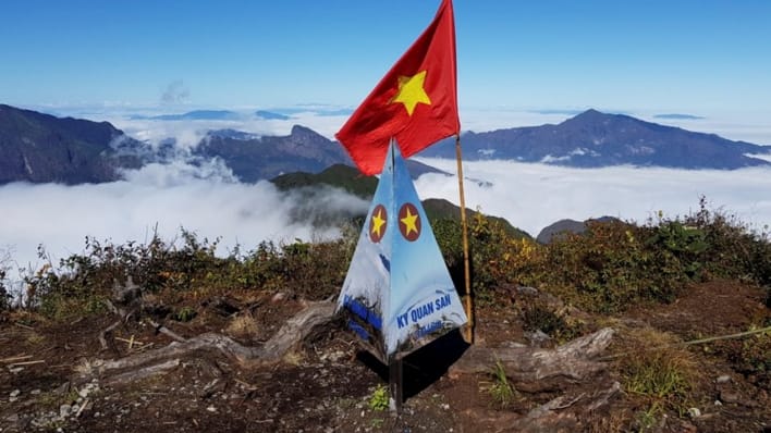 Bach Moc Luong Tu (Kỳ Quan San), la quatrième plus haute montagne du Vietnam ( 3 045 mètres )