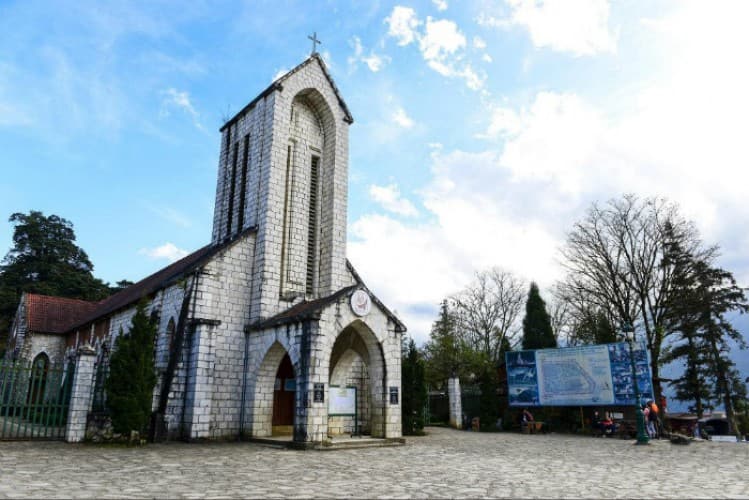 Guide de voyage : église de pierre de Sapa