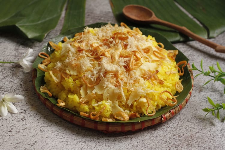 Xoi, riz gluant cuit à la vapeur, un plat de rue vietnamien savoureux à déguster absolument Les petits déjeuners les plus courants et les plus délicieux au Viêt Nam