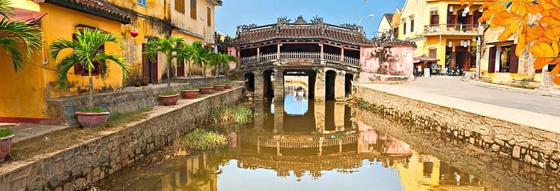 Le pont japonais à Hoi An, une des attractions les plus emblématiques de Hoi An Le pont japonais à Hoi An, une des attractions les plus emblématiques de Hoi An