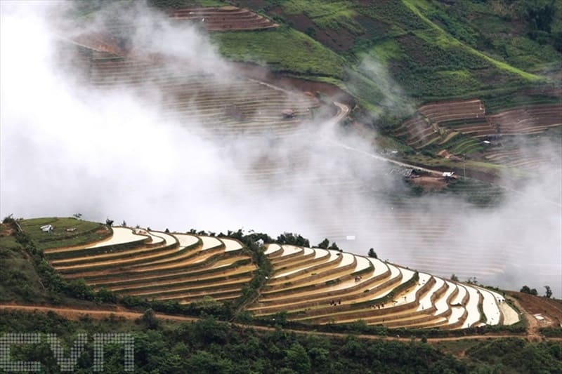 Le col de Khau Pha, Yen Bai, une des routes les plus sinueuses et escarpées du Vietnam Le col de Khau Pha, Yen Bai, une des routes les plus sinueuses et escarpées du Vietnam